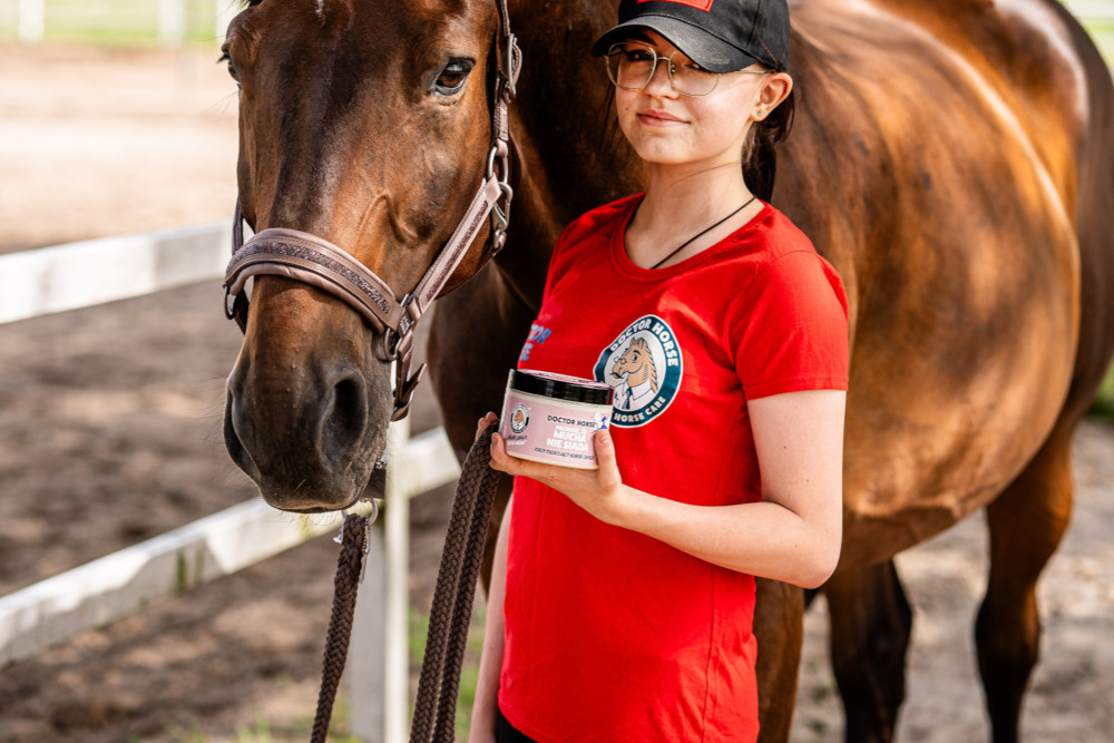 Fakty i mity o zapachach w końskiej pielęgnacji – co naprawdę przyciąga owady do konia?