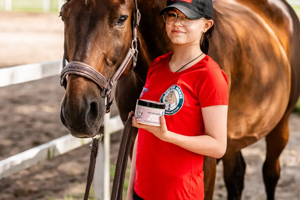 Fakty i mity o zapachach w końskiej pielęgnacji – co naprawdę przyciąga owady do konia?