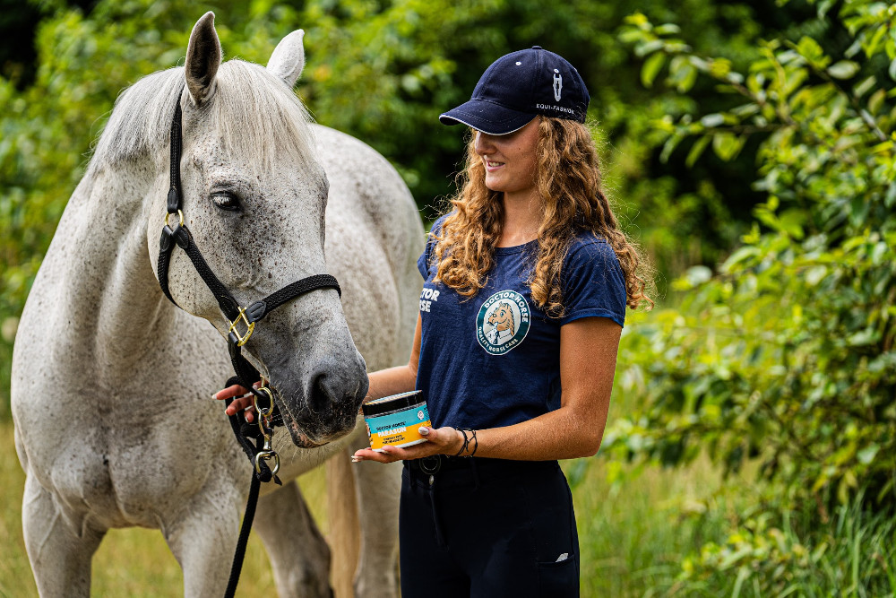 Jasna sierść, różowa skóra - jak dbać o konia wrażliwego na słońce?
