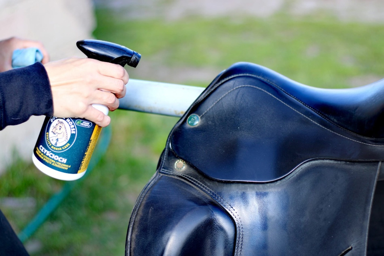 Squeaky Clean - preparation for cleaning and care of leather riding equipment 500ml
