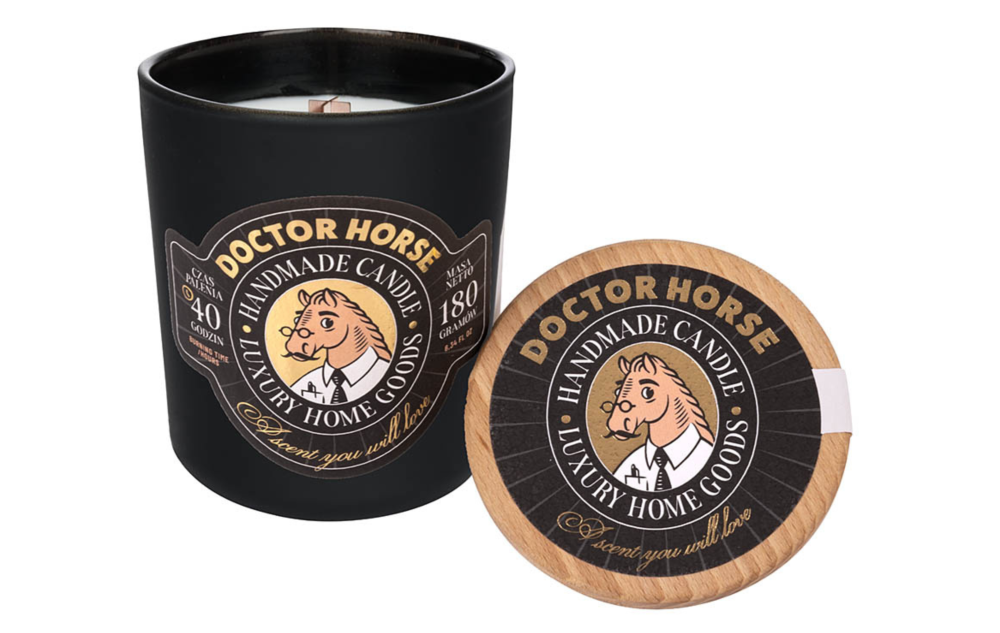 Sojakerze im Glas mit dem Duft eines neuen Sattels